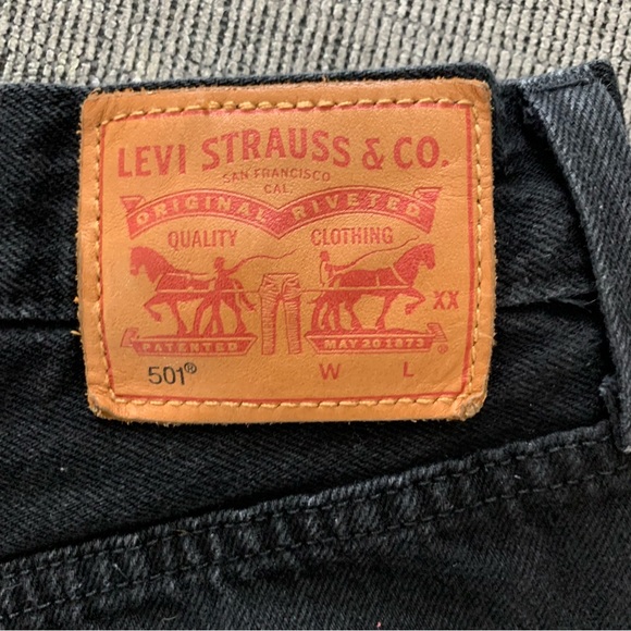 Levi’s 501 Faded Black Distressed Frayed Hem Shorts size 27 Cotton Button Fly - Picture 6 of 9